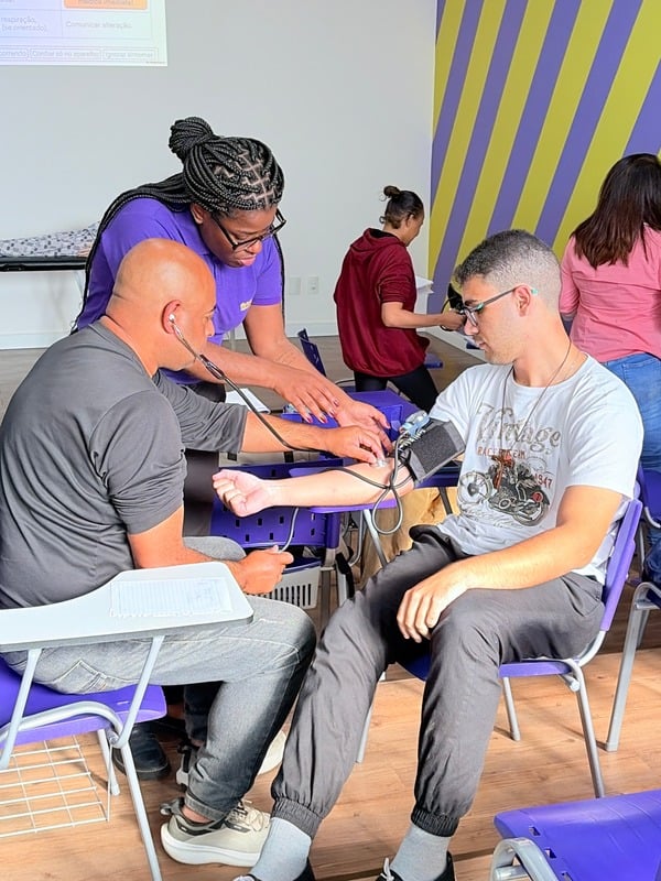 Alunos praticando a aferição de sinais vitais em dupla
